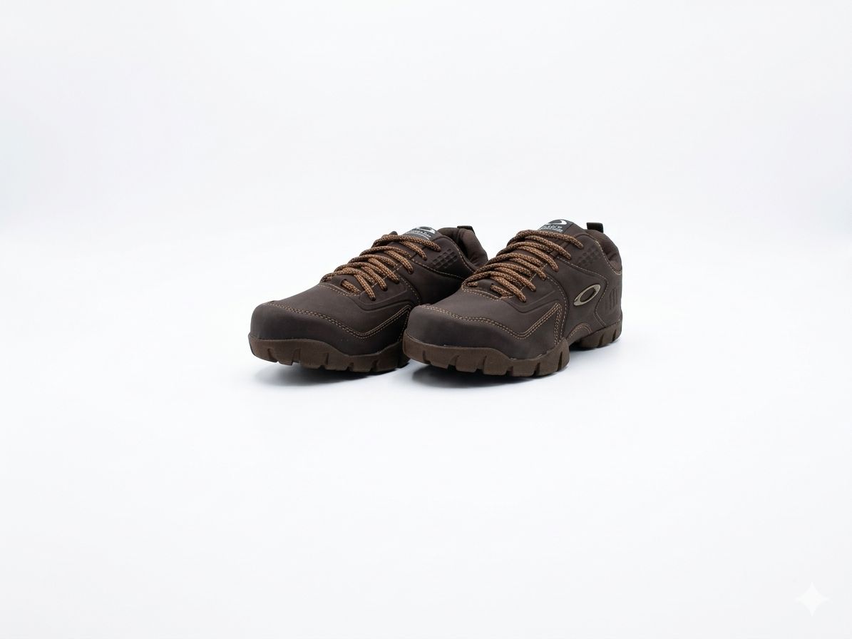 Bota Oakley Stratus Marrom