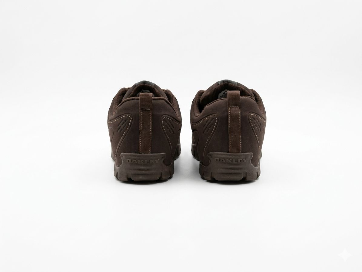 Bota Oakley Stratus Marrom